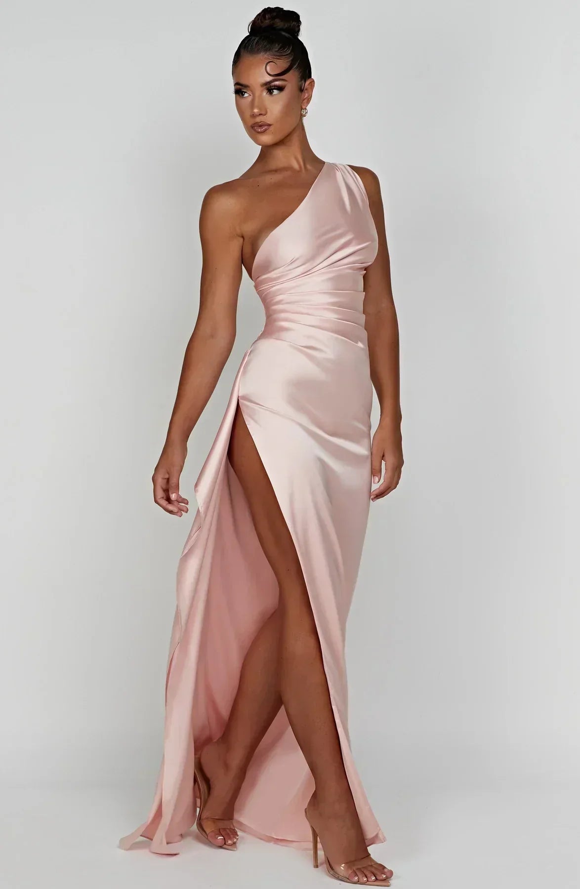 Frau in rosa Satin-Maxikleid mit Schlitz, schulterfrei, elegantes Abendkleid, Mode.