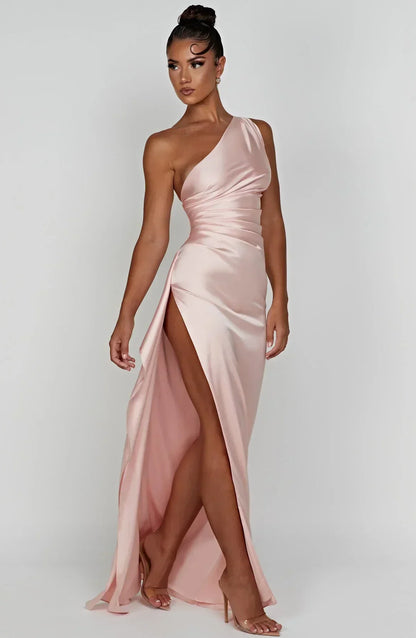 Frau in rosa Satin-Maxikleid mit Schlitz, schulterfrei, elegantes Abendkleid, Mode.