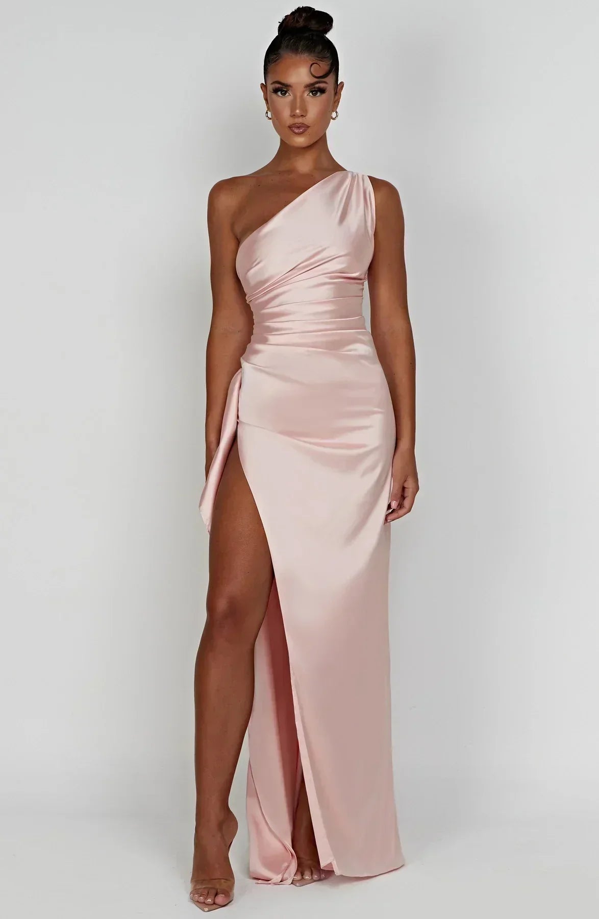 Rosa One-Shoulder-Maxikleid, Satin, hoher Schlitz, elegantes Abendkleid, Damenmode.