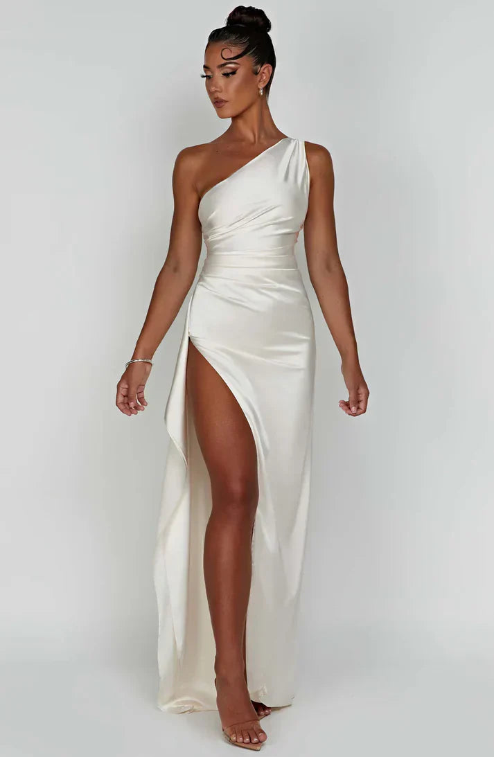 Frau in weißem, schulterfreiem Abendkleid mit hohem Schlitz, elegantes Design, Satinoptik.