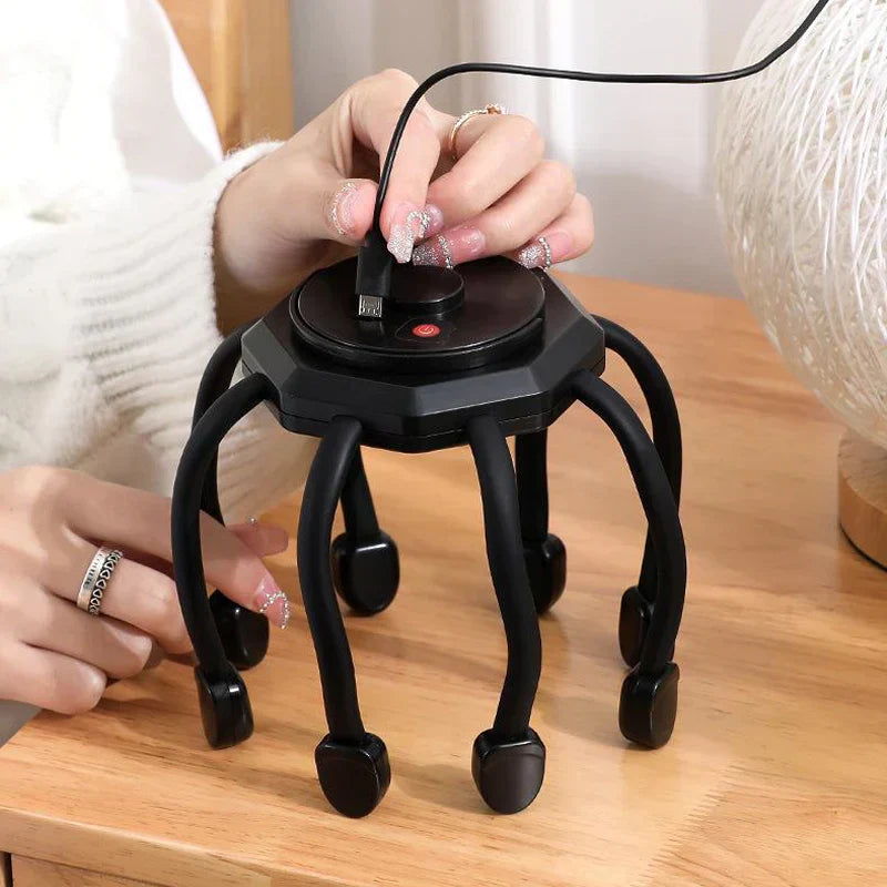Schwarzer USB-Ladestation-Hub mit mehreren Anschlüssen auf Holztisch.