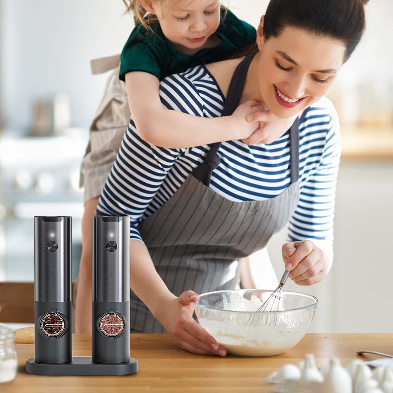 Frau mit Kind beim Kochen, elektrische Salz- und Pfeffermühle Set, Edelstahl, modern, Küche.