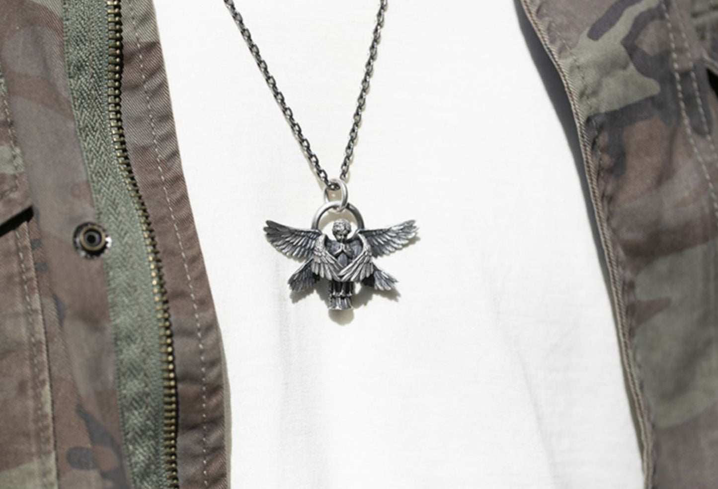 Silberne Engelsflügel-Halskette, Anhänger, Kette, Herrenmode, Camouflage-Jacke, Streetwear.
