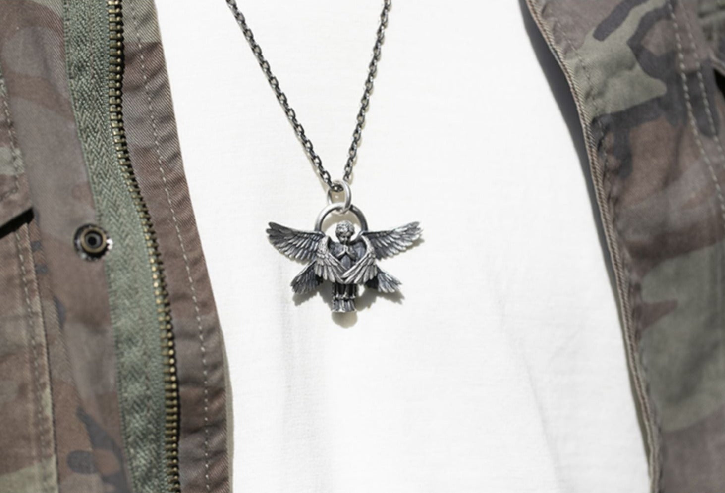 Silberne Engelsflügel-Halskette, Anhänger, Kette, Herrenmode, Camouflage-Jacke, Streetwear.
