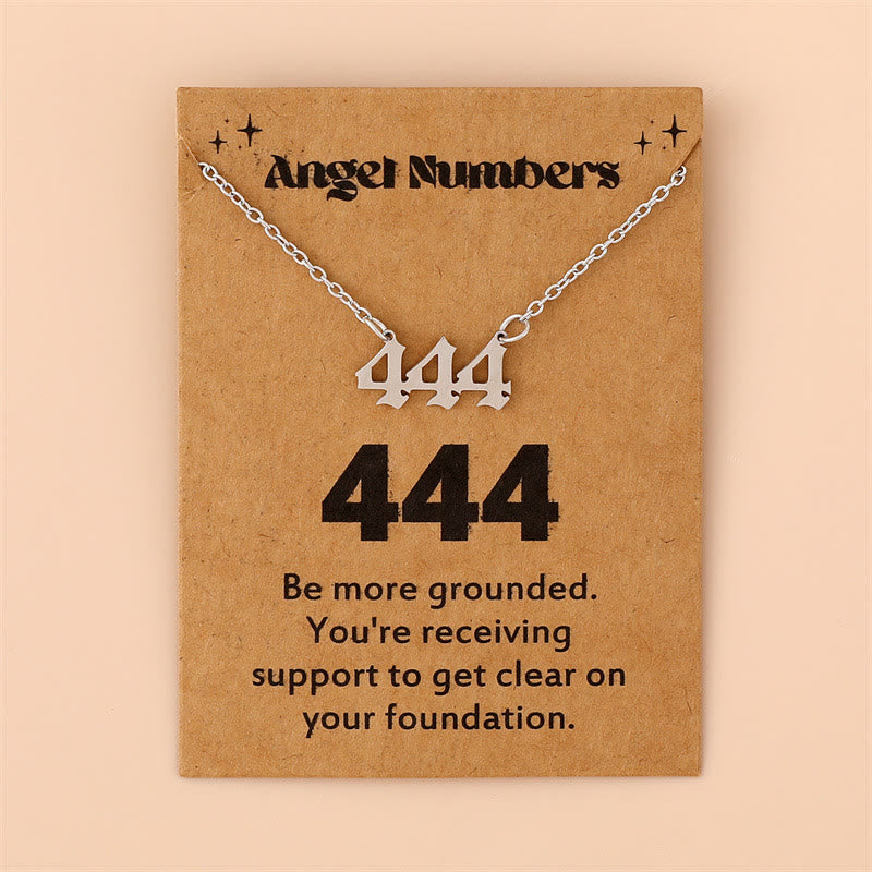 Silberne Halskette mit "444" Anhänger auf brauner Karte, Engelszahlen Schmuck, spirituell.