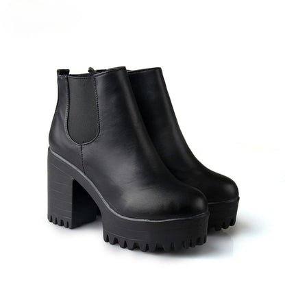 Schwarze Damen-Stiefeletten mit Plateau, Lederoptik, modisch, robust, Herbstschuhe.