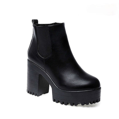 Schwarzer Damenstiefel mit Plateau, Lederoptik, modisch, robust, für Herbst/Winter.