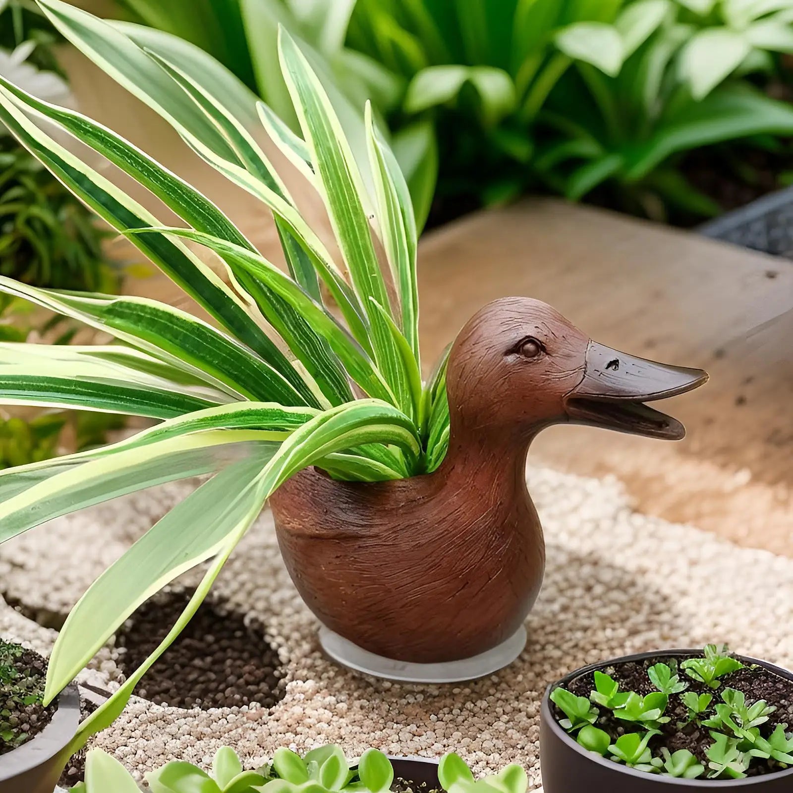 Pflanzgefäß Ente aus Holzoptik mit grüner Pflanze, dekorativer Blumentopf für Garten.