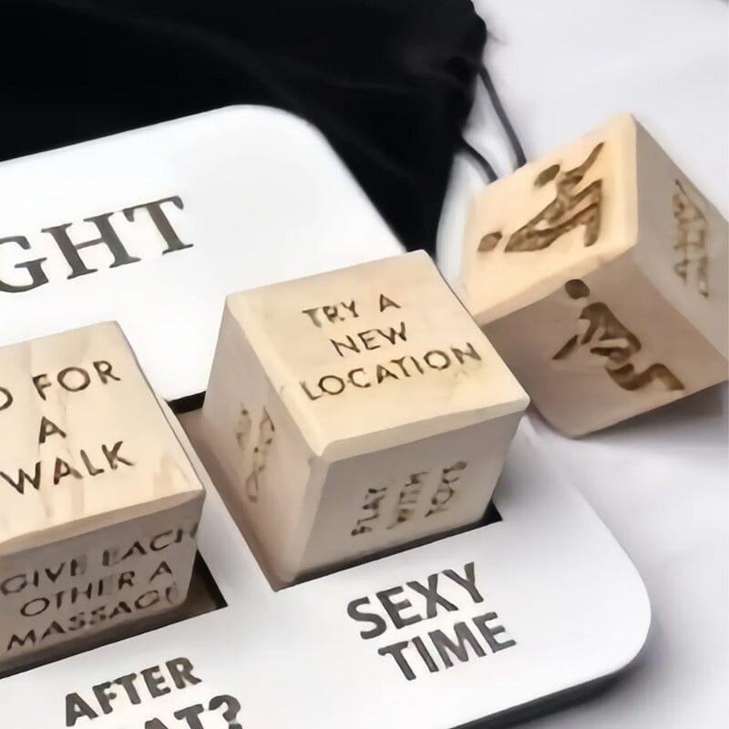 Holzwürfel-Spiel für Paare, erotische Würfel, beige, mit Text und Symbolen, auf weißem Hintergrund.