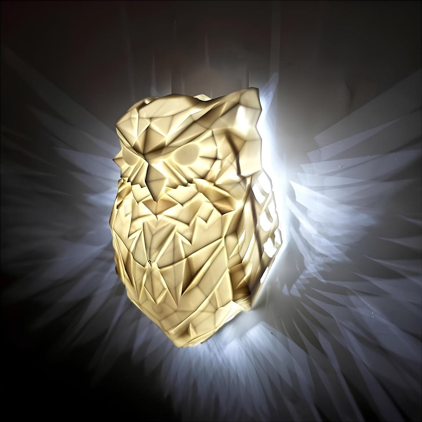 Goldene, geometrische Eulenlampe mit leuchtendem Hintergrund, moderne Wanddekoration.
