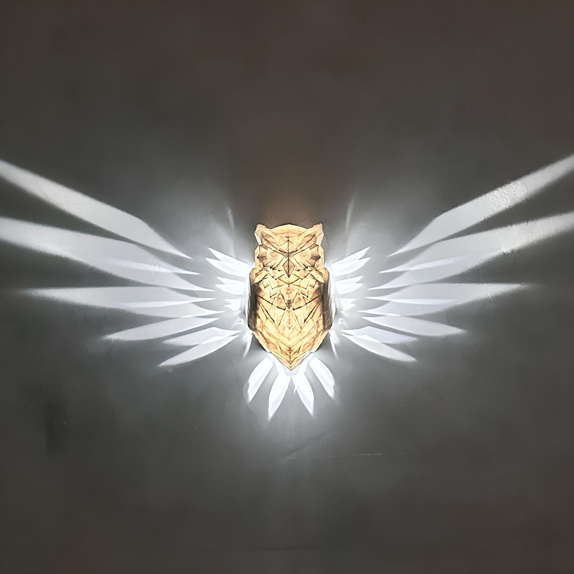 Eulenförmige Wandlampe aus Holz mit leuchtenden Flügeln, moderne Dekoration, LED-Beleuchtung.