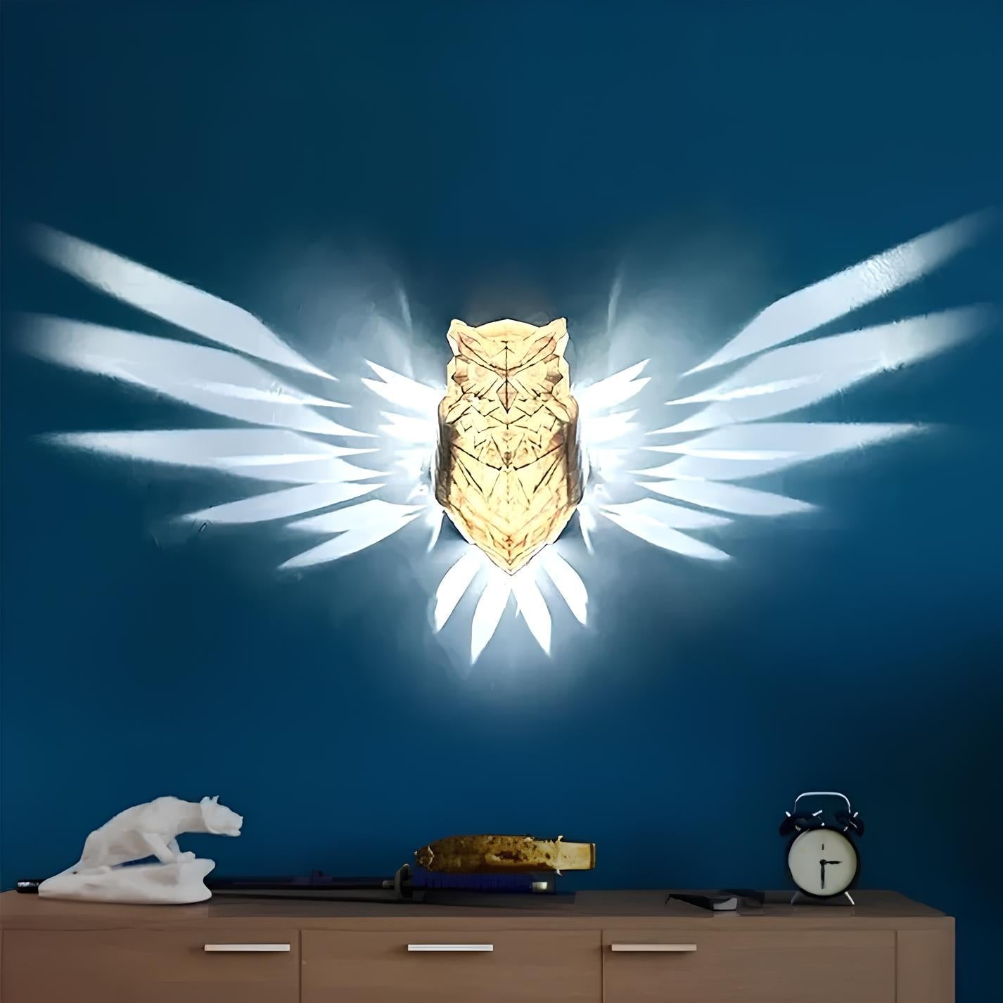 Eulenförmige Wandlampe mit Flügeln, Holzoptik, LED-Beleuchtung, moderne Wanddekoration.