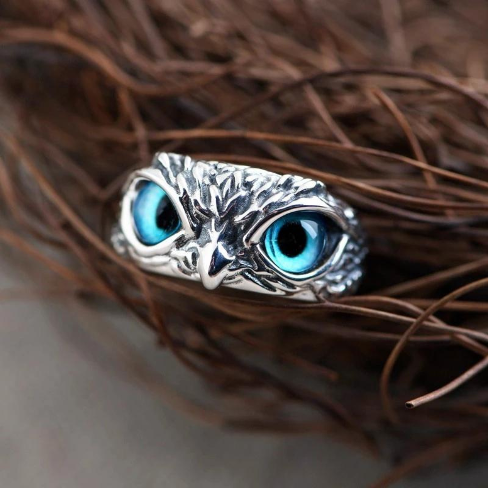 Eulenring aus Silber mit blauen Augen, detailreich, Schmuckdesign, Tiermotiv, Geschenkidee.