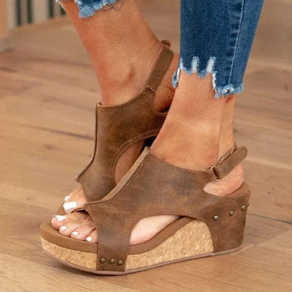 Braune orthopädische Damensandalen mit Keilabsatz aus Leder, ideal für Komfort und Stil.