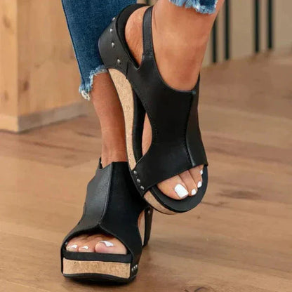 Schwarze orthopädische Damensandalen, Leder, Keilabsatz, bequem, modisch.