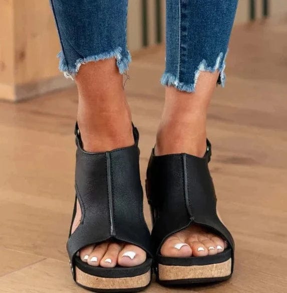Schwarze orthopädische Damensandalen, Leder, Keilabsatz, modisch, bequem, Jeans.