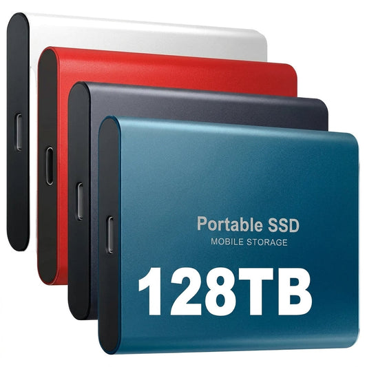 Fyra externa SSD-enheter i silver, rött, mörkblått och blågrönt staplade snett med USB-C-portarna synliga 1