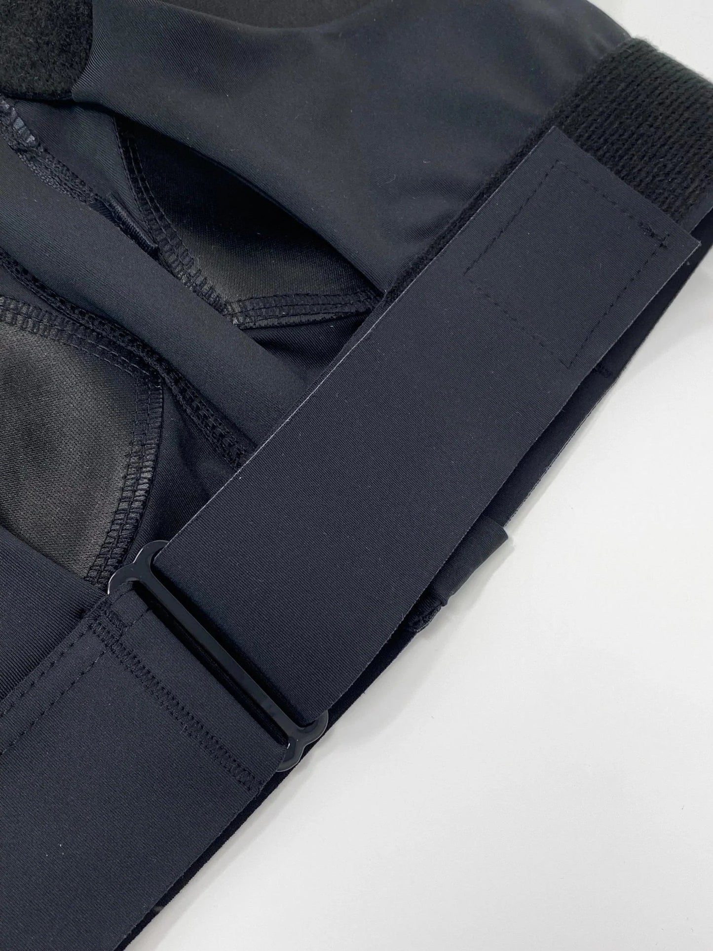 Schwarzer Sport-BH mit extremem Halt, verstellbarem Verschluss, atmungsaktivem Material.