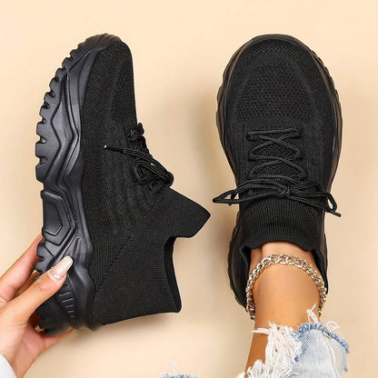 Schwarze Sneaker Damen, gestricktes Obermaterial, klobige Sohle, modisch, bequem, lässig.