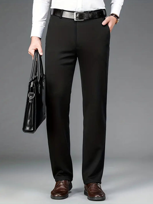 Mann in schwarzer Anzughose mit Ledertasche und braunen Schuhen, Business-Outfit.