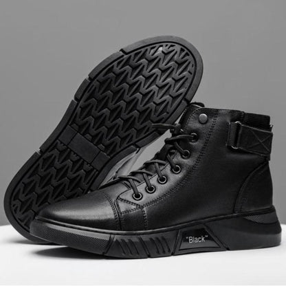 Schwarze Herren-Sneaker aus Leder, hohe Sohle, modisch, rutschfest, urbaner Stil.
