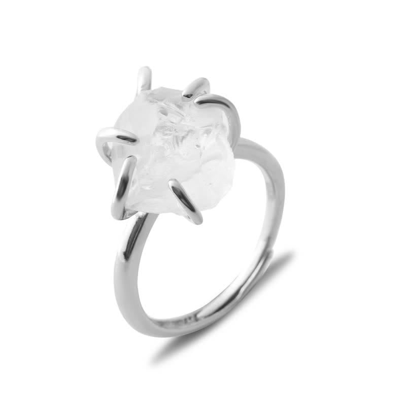 Silberring mit großem, rohem Kristallstein, elegantes Schmuckdesign, minimalistischer Stil.