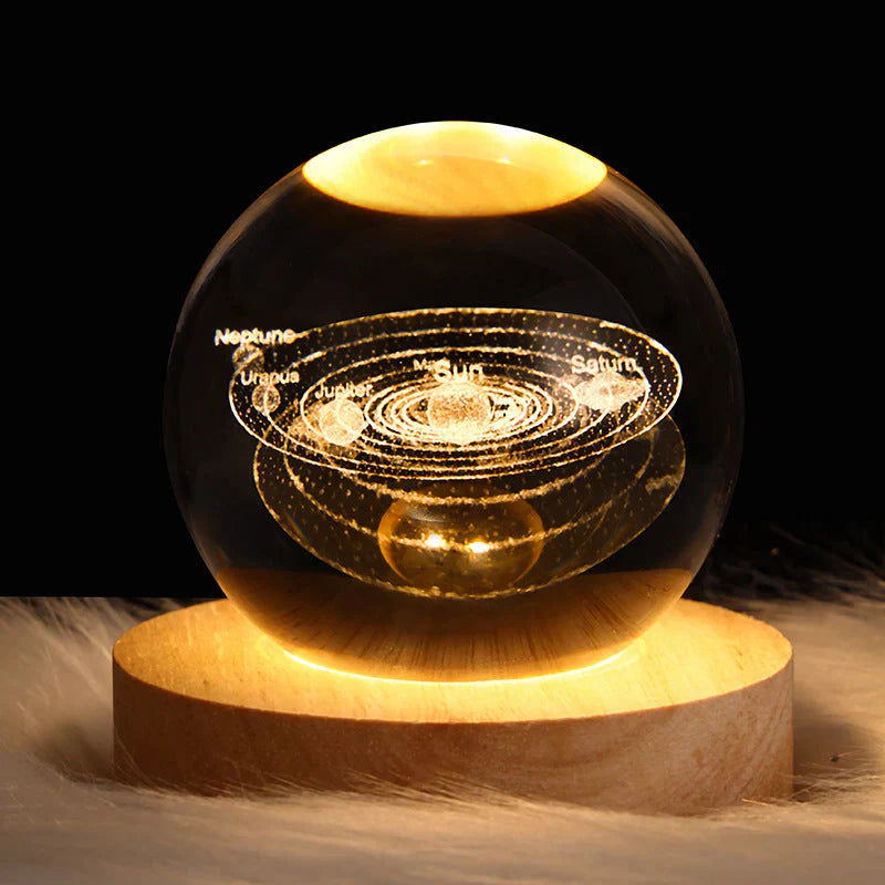 Kristallkugel mit Sonnensystem Gravur, LED-Beleuchtung, Holzsockel, dekorative Tischlampe