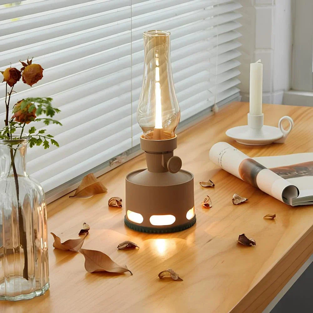Braune LED-Lampe im Vintage-Stil auf Holztisch, umgeben von Herbstblättern, neben Fenster.