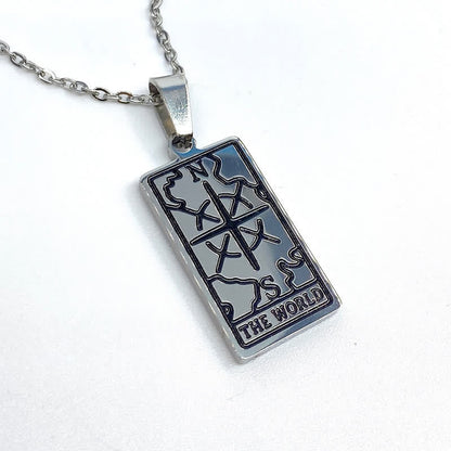 Rechteckiger Edelstahl-Anhänger mit Weltkarte-Design, silber, an Kette.