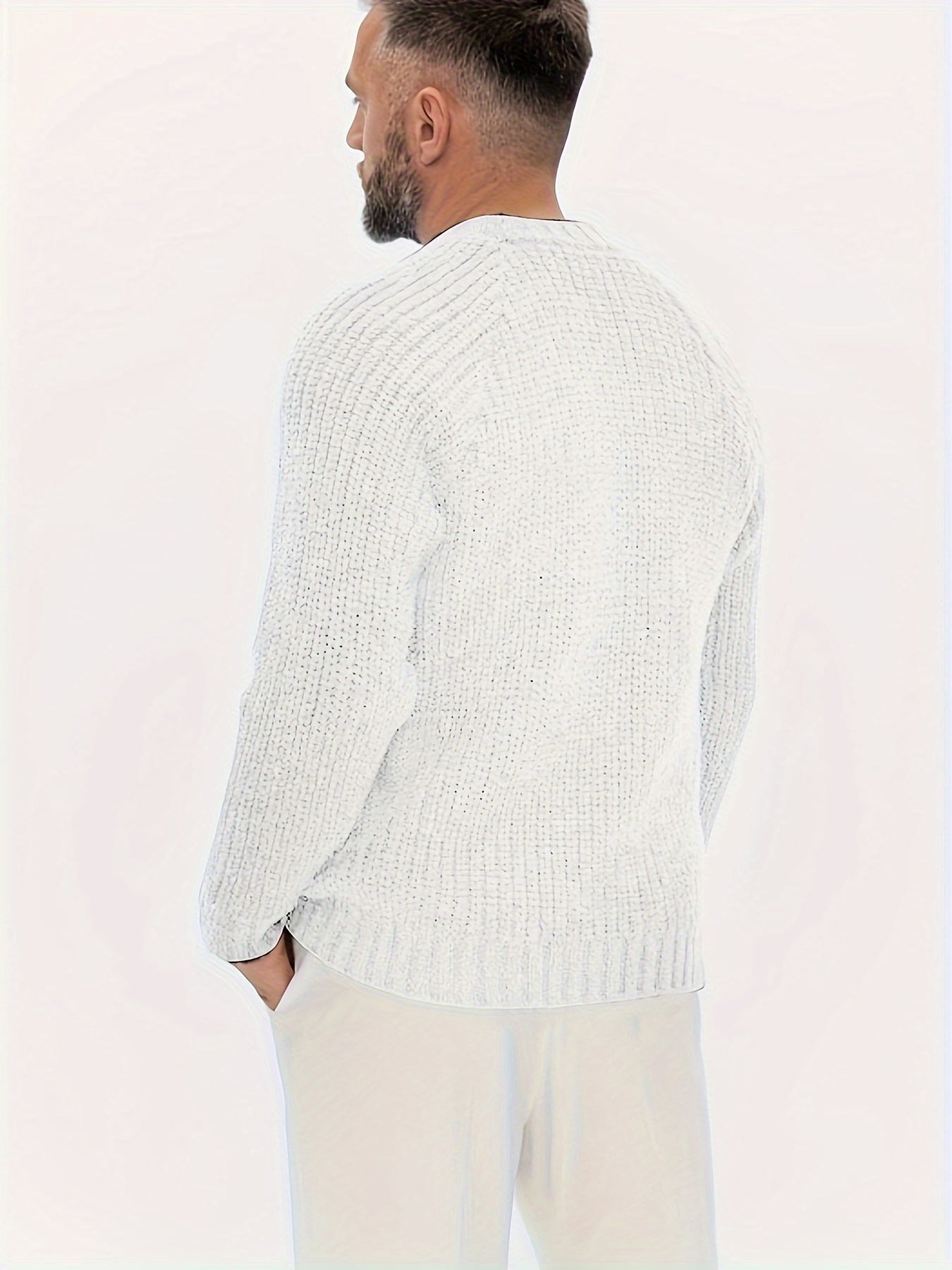 Mann in weißem Strickpullover, Rückansicht, lässige Mode, Herrenbekleidung, Winteroutfit.