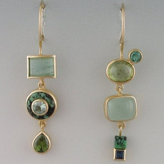 Goldene Ohrringe mit grünen Edelsteinen, geometrisches Design, eleganter Schmuck für Damen.