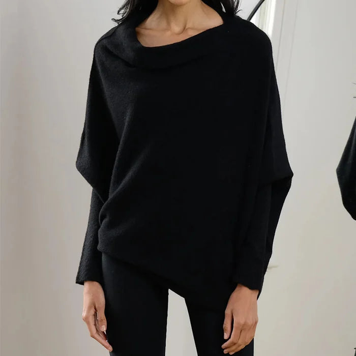 Frau in schwarzem Oversize-Pullover, weiches Material, modisch, lässiger Stil.