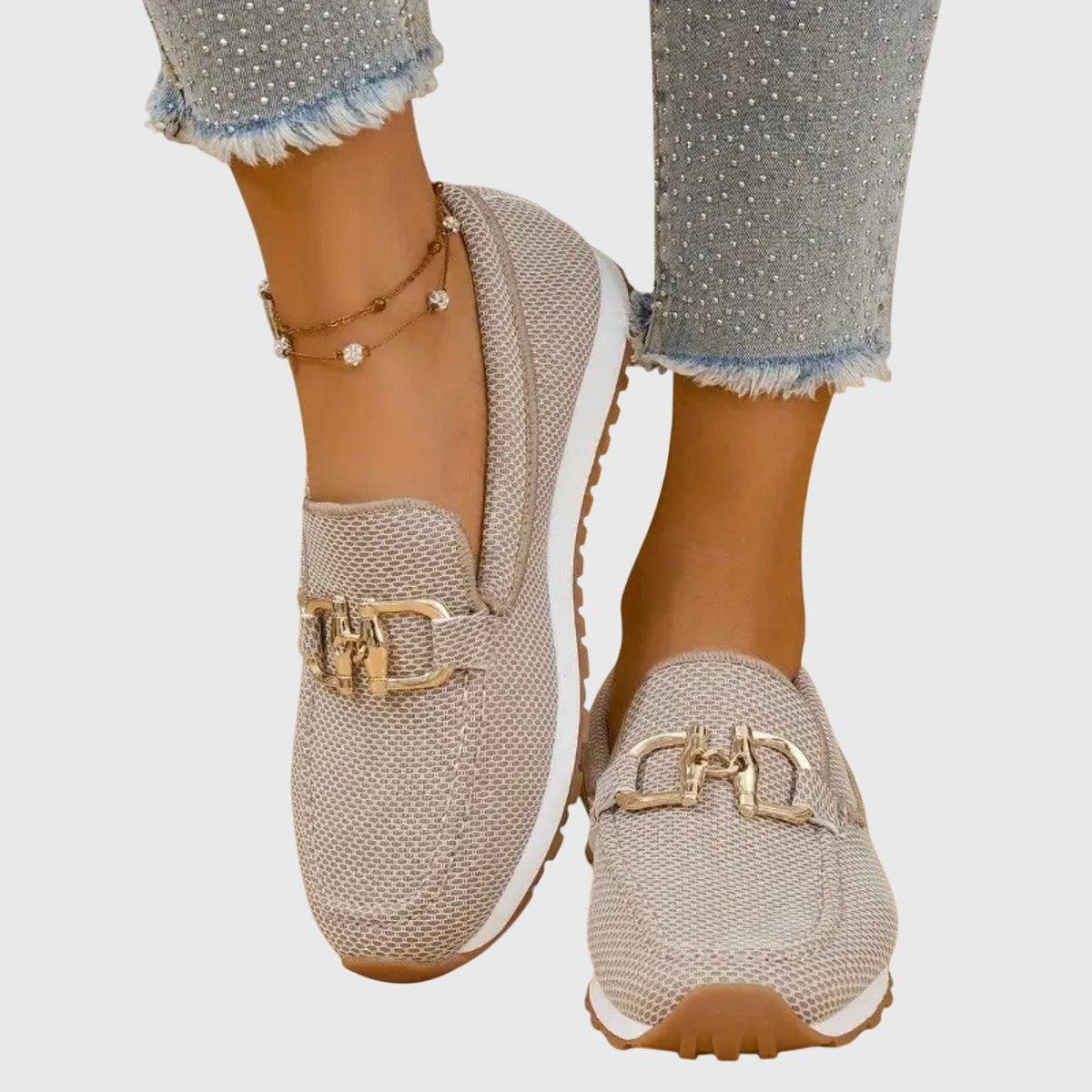 Beige mesh-instegsskor med guldfärgat spänne på fötterna, jeans med strass och fotled med kedja 1