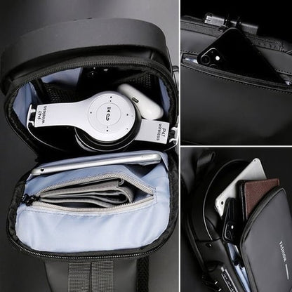 Schwarzer Rucksack mit Kopfhörern, Smartphone und Geldbörse, ideal für Reisen und Alltag.