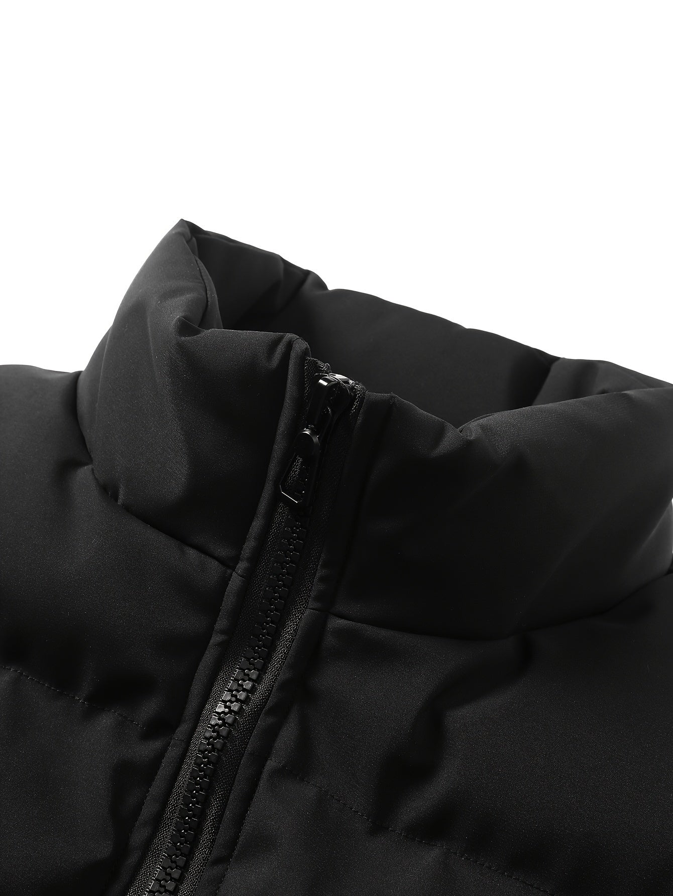 Schwarze Daunenjacke mit Reißverschluss, Stehkragen, Wintermode, warm, stilvoll.