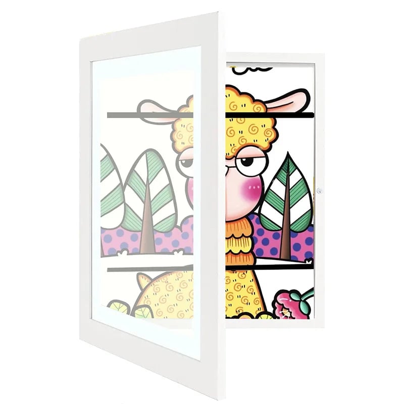 Vit ram med glasfronten på glänt och en färgglad lama-illustration inuti, sedd från sidan. 5
