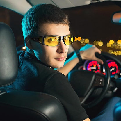Mann mit gelber Nachtsichtbrille beim Autofahren, Nacht, Sicherheit, Verkehr, Schutzbrille.
