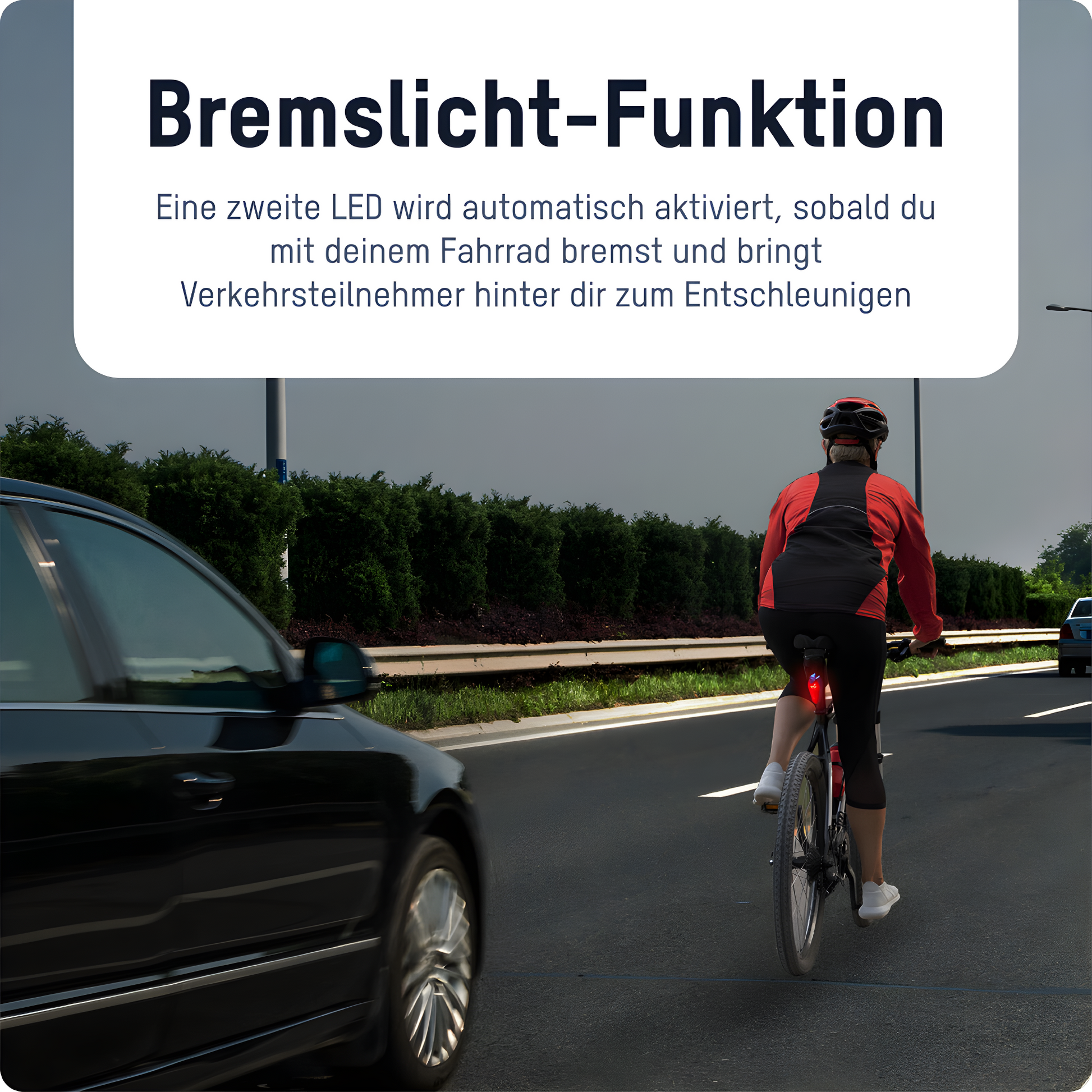 Radfahrer mit rotem LED-Bremslicht auf Straße, Sicherheit, Verkehrsteilnehmer, Fahrradbeleuchtung.