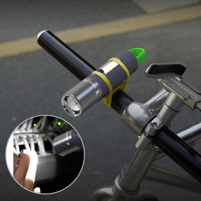 Silberne LED-Fahrradlampe, wasserdicht, am Lenker montiert, ideal für Nachtfahrten.