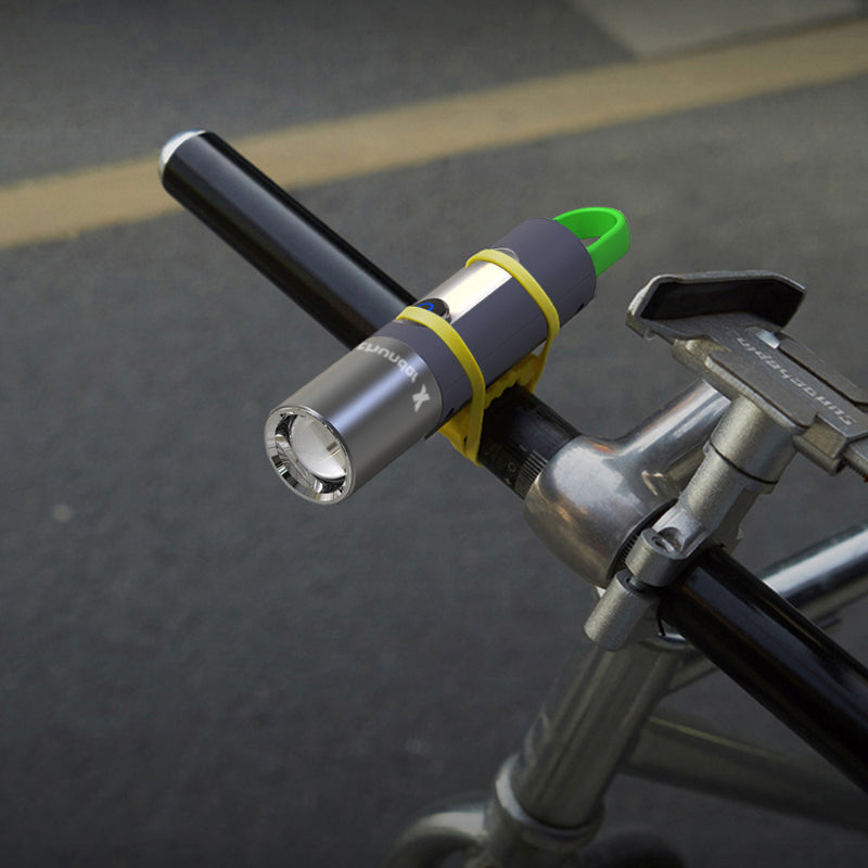 Fahrradlenker mit grauer LED-Fahrradlampe, grünem Silikonband, Nachtfahrt, Sicherheit.