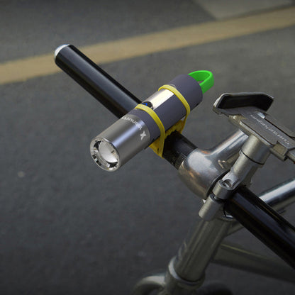 Fahrradlenker mit grauer LED-Fahrradlampe, grünem Silikonband, Nachtfahrt, Sicherheit.