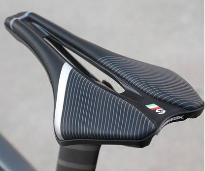 Italienischer Fahrradsattel, schwarz, ergonomisch, mit Streifenmuster, für Rennräder.