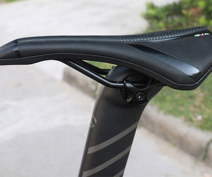 Schwarzer Fahrradsattel aus Carbon, aerodynamisch, leicht, ergonomisch, für Rennräder.