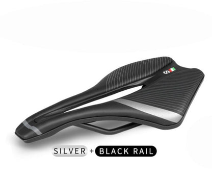 Schwarzer Fahrradsattel mit silbernen Akzenten, ergonomisches Design, ideal für Rennräder.