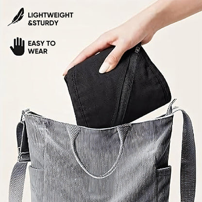 Schwarze faltbare Tasche, leicht und robust, wird in gestreifte Tragetasche gesteckt.