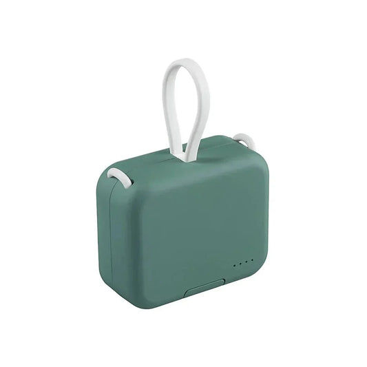 Grüne faltbare Powerbank mit Trageschlaufe, tragbares Ladegerät, kompakt und modern.