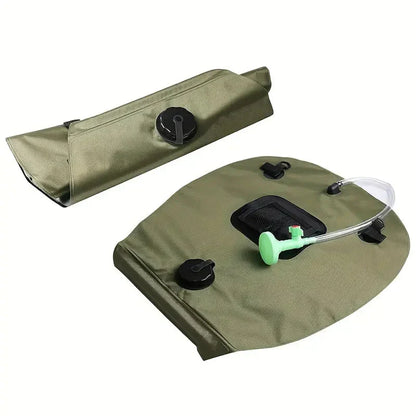 Grüner faltbarer Wasserbehälter aus Nylon mit Schlauch, ideal für Outdoor-Aktivitäten.