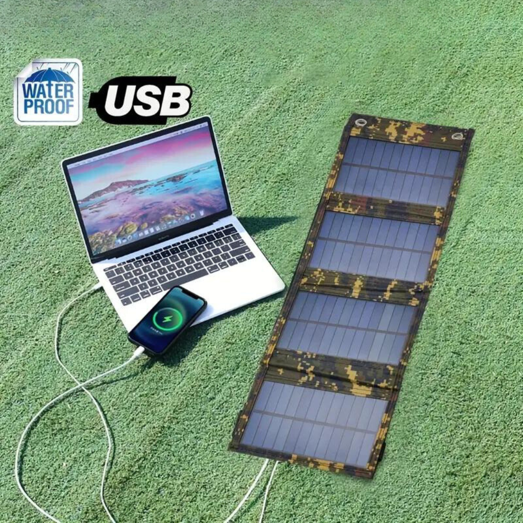 Wasserdichtes USB-Solar-Ladegerät auf Rasen neben Laptop und Smartphone.