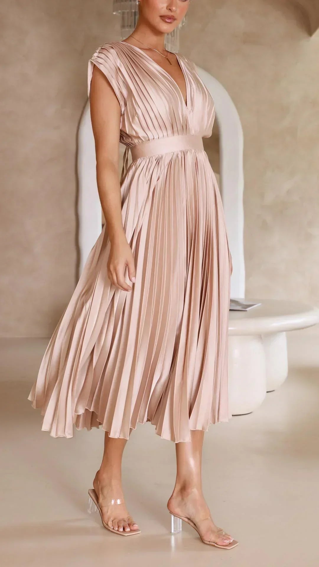 Faltiges Champagner-Midikleid aus Satin, ärmellos, elegantes Design für besondere Anlässe.
