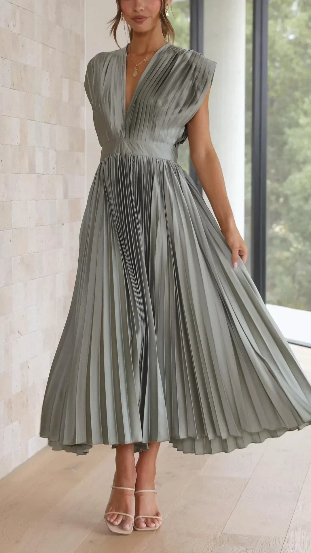 Olivegrünes, plissiertes Maxikleid, ärmellos, elegantes Design, Damenmode, Sommerkleid.